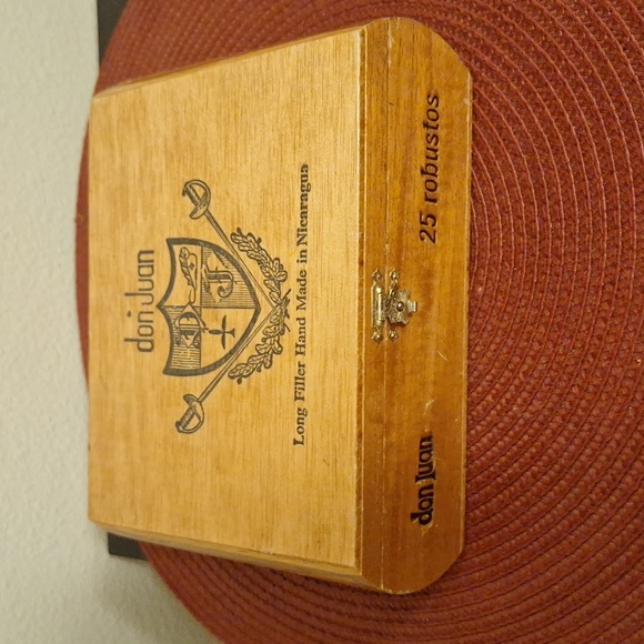 Cigar box - Picture 1 of 3